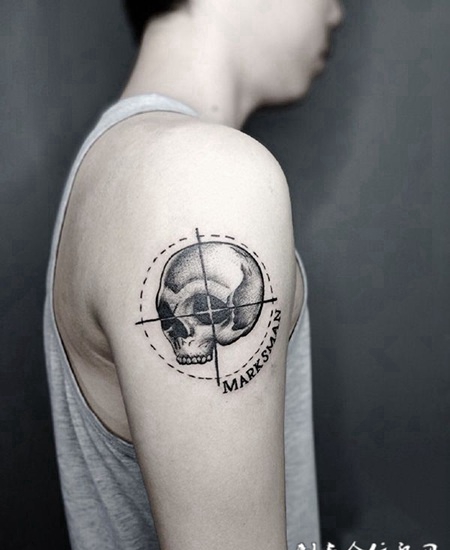 重生的信念，手臂个性骷髅纹身