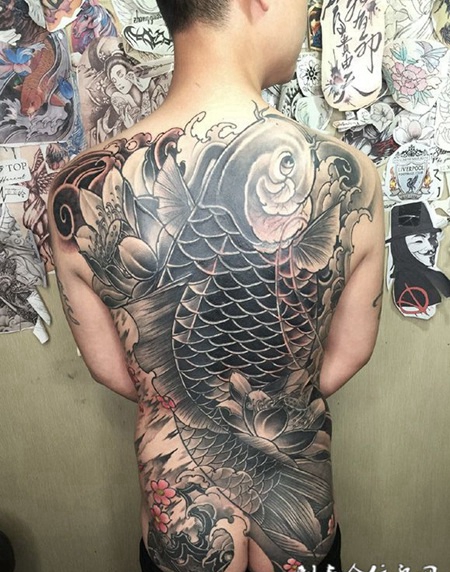 莲池飞跃，满背鲤鱼与莲花纹身
