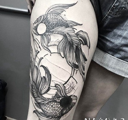 不离不弃，大腿个性双鱼纹身