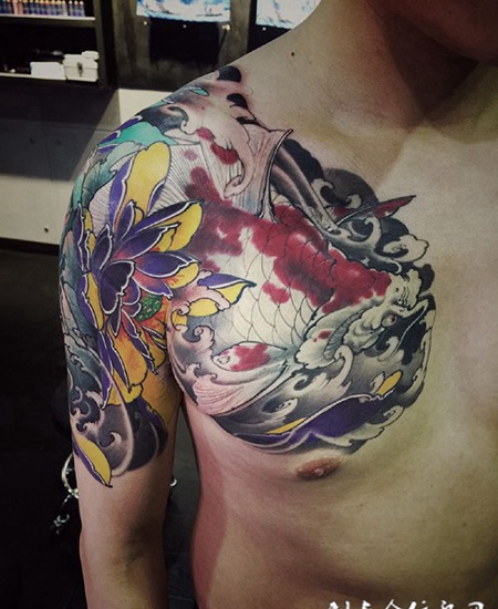破浪乘风，半甲锦鲤与莲花传统彩绘纹身