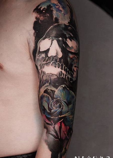透过死亡的光，手臂骷髅与玫瑰彩绘纹身