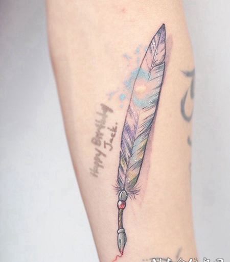 记录爱的轨迹，手臂羽毛钢笔彩绘纹身