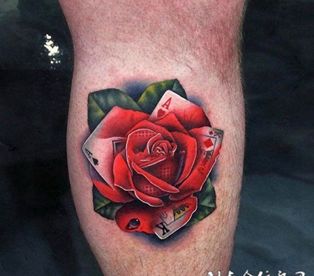 美丽的赌局，腿部扑克玫瑰彩绘纹身
