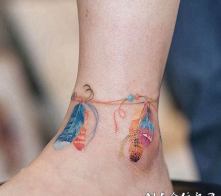 脚踝上的小清新，彩色羽毛脚链纹身图案