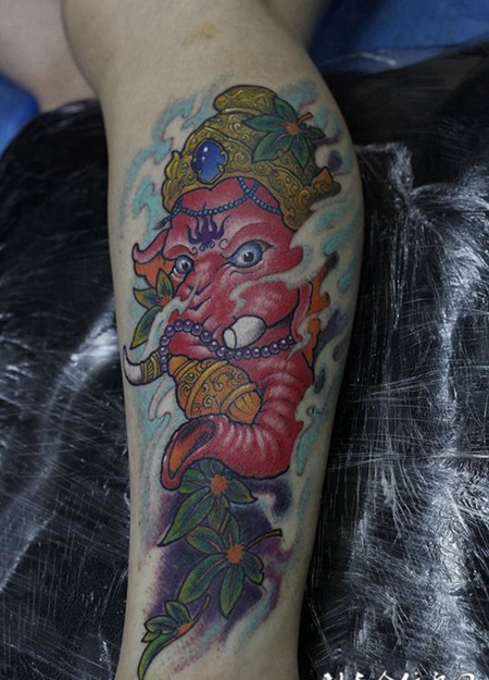 慈悲为怀，小腿个性象神彩绘纹身