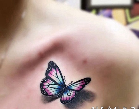 蝴蝶翩翩飞，锁骨处3d彩绘蝴蝶纹身