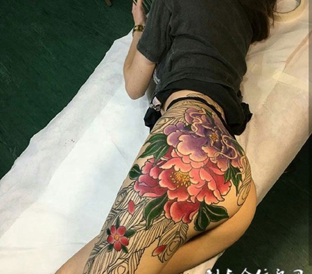 花开娇艳，臀部牡丹花彩绘纹身