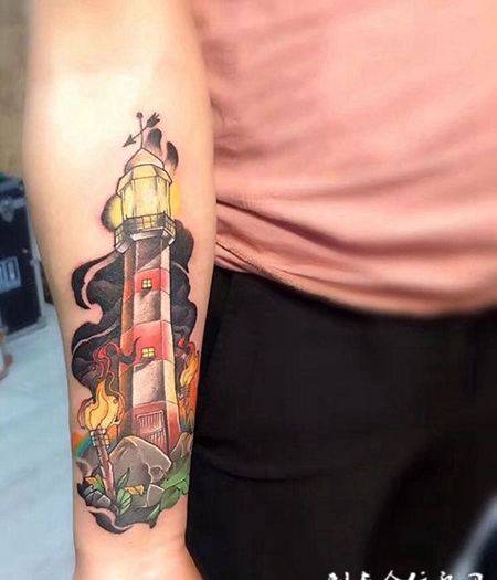 指引方向，手臂灯塔彩绘纹身