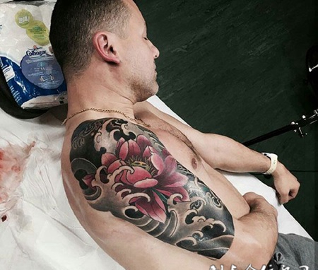 大浪淘沙，大臂莲花与浪花彩绘纹身