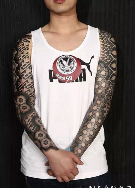 繁复人生，个性点刺图腾花臂纹身