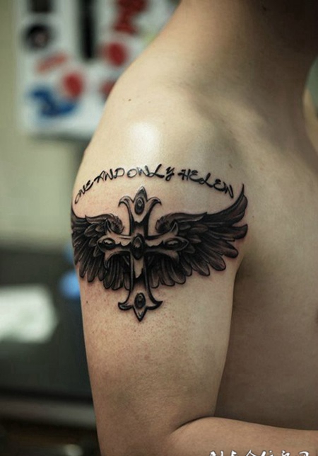 信仰的升华，手臂十字架与翅膀纹身图案