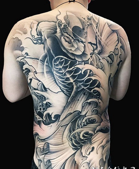 锦鲤戏浪，满背传统鲤鱼纹身