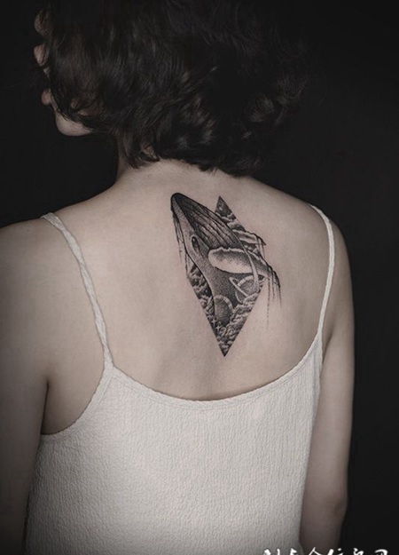 遨游星际，后背鲸鱼与星空个性纹身