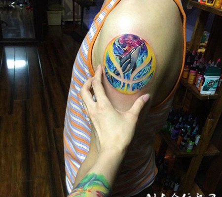 梦幻海洋，手臂颜色艳丽的鲸鱼彩绘纹身