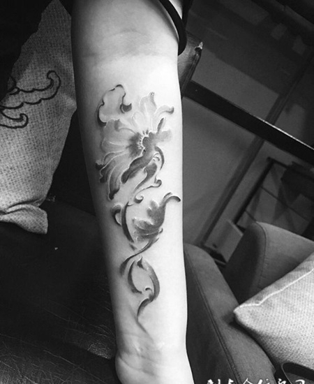 一叶青莲，手臂莲花水墨风格纹身