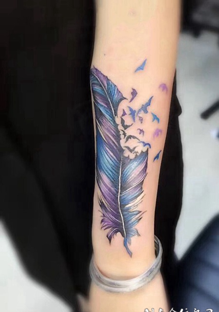 幻化成风，手臂个性羽毛彩绘纹身