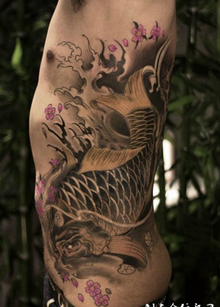 浪里白条，腰部传统鲤鱼浪花纹身图案