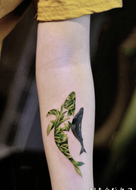 怡然自得，手臂个性鲸鱼彩绘纹身