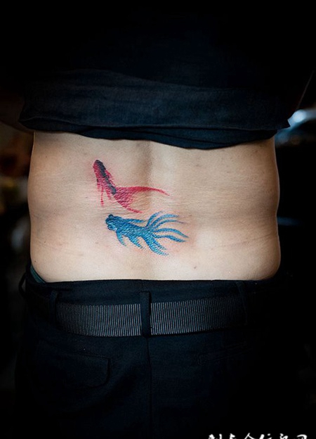 相依相随，后腰金鱼彩绘纹身