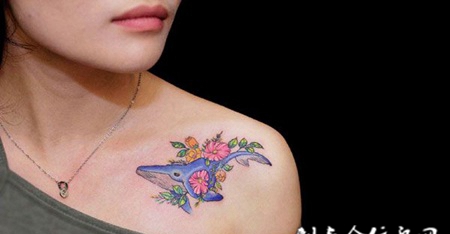浅游花间，披肩好看的鲸鱼彩绘纹身