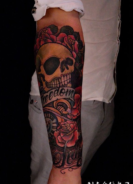 美好时光，手臂骷髅与玫瑰彩绘纹身