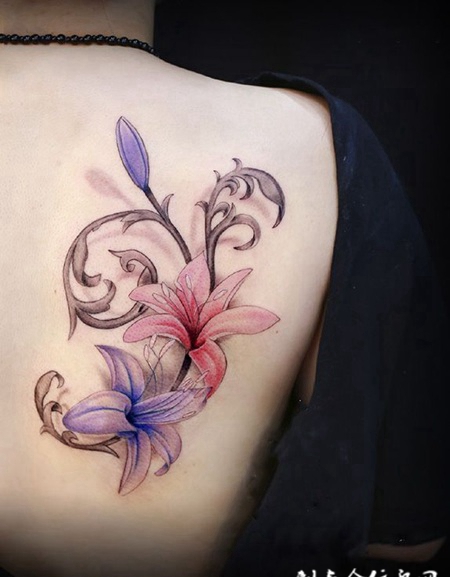 百合花开，后背清雅百合花彩绘纹身