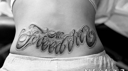 文字的美感，后腰奇卡诺花体字创意纹身