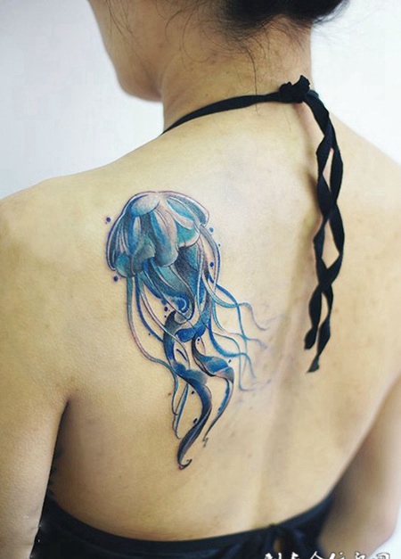 遨游深海，后背个性水母彩绘纹身