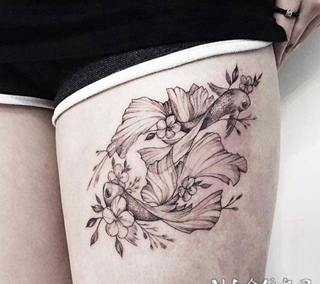 形影不离，大腿秀丽的双鱼纹身图案