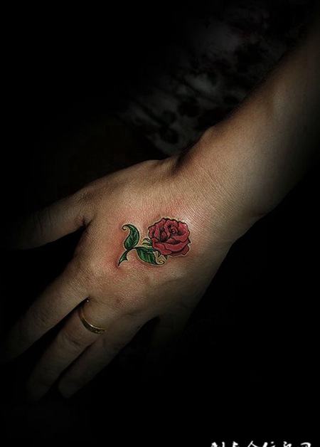 娇花似火，手背玫瑰花彩绘纹身