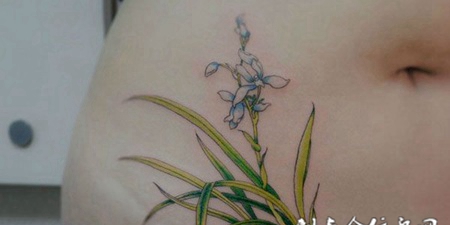蕙质兰心，女生腹部兰花彩绘纹身