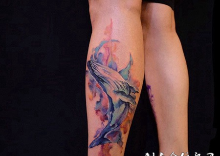 翻江倒海，小腿水彩鲸鱼纹身