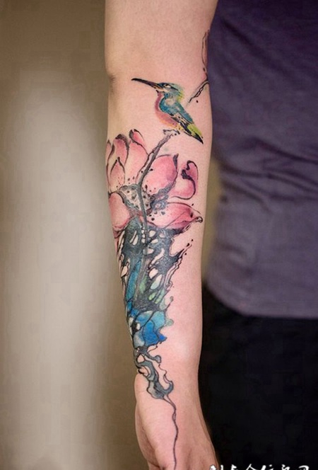 鸟语花香，手臂水墨莲花彩绘纹身