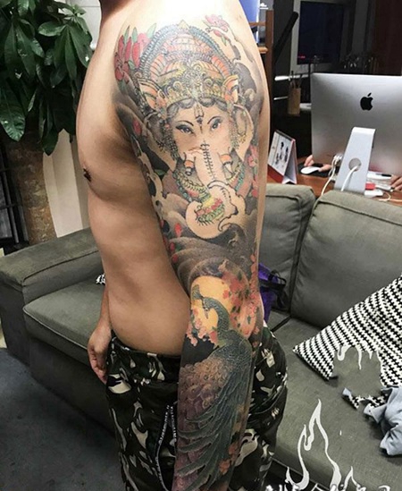 慈爱众生，好看的象神与孔雀花臂纹身