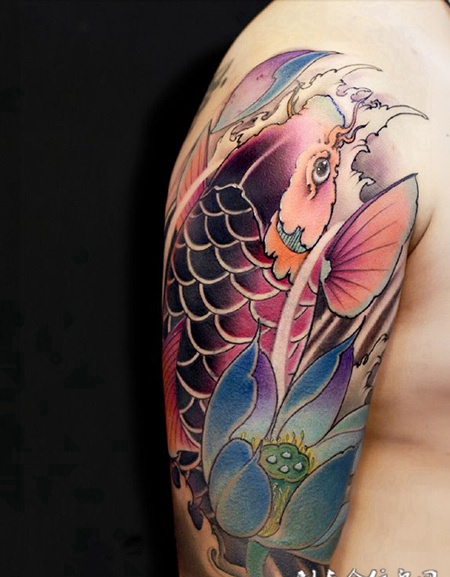 戏耍莲池，大臂传统鲤鱼莲花彩绘纹身