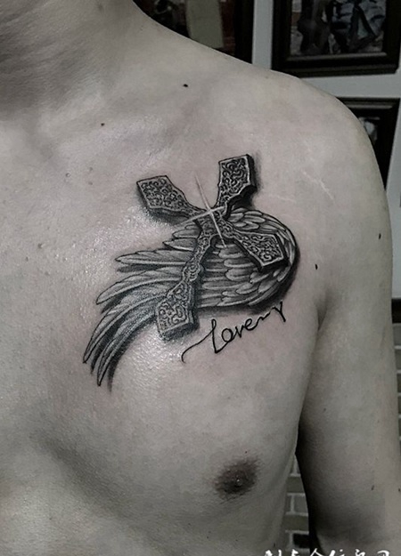 飞翔的信仰，胸部十字架与翅膀纹身