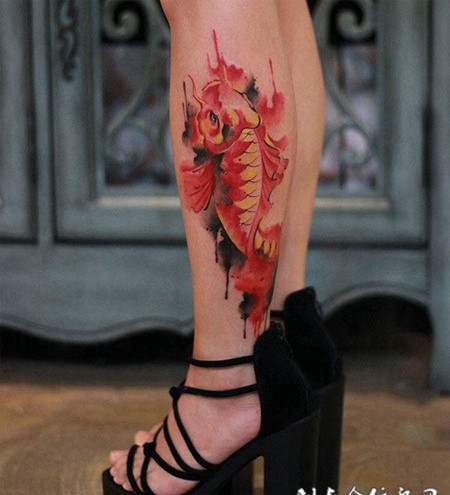 火红的颜色，小腿红色锦鲤纹身图案
