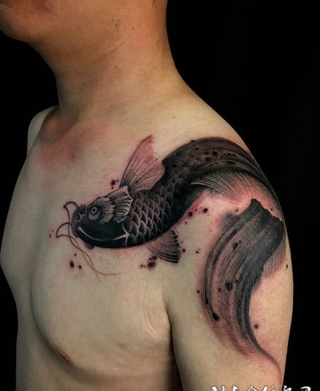 游刃有余，披肩好看的鲤鱼纹身图案