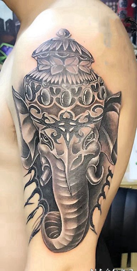 神通广大，手臂黑灰象神纹身图案