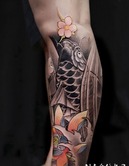 逆流勇进，小腿鲤鱼与莲花彩绘纹身