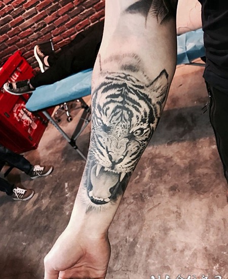 兽王咆哮，手臂霸气写实虎头纹身图案