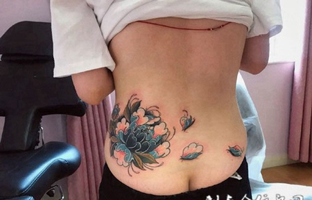 风中的美丽，后腰好看的牡丹花彩绘纹身