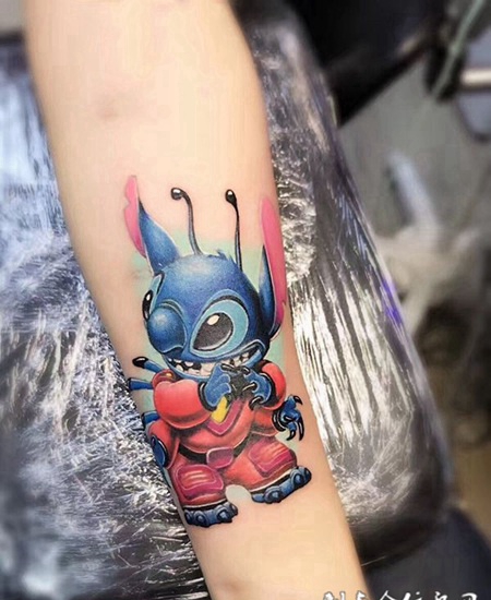 童话中的小精灵，手臂史迪仔卡通彩绘纹身