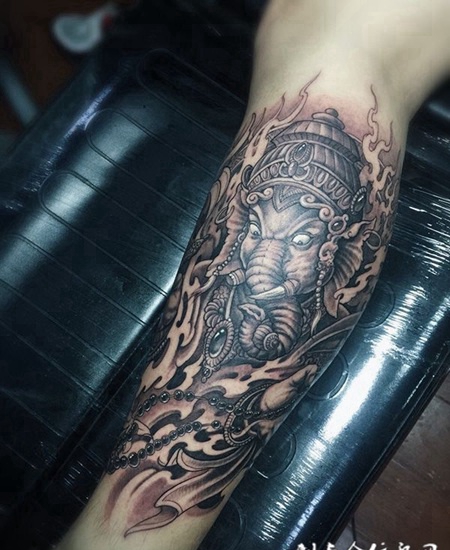 怒目圆睁，腿部霸气象神纹身图案