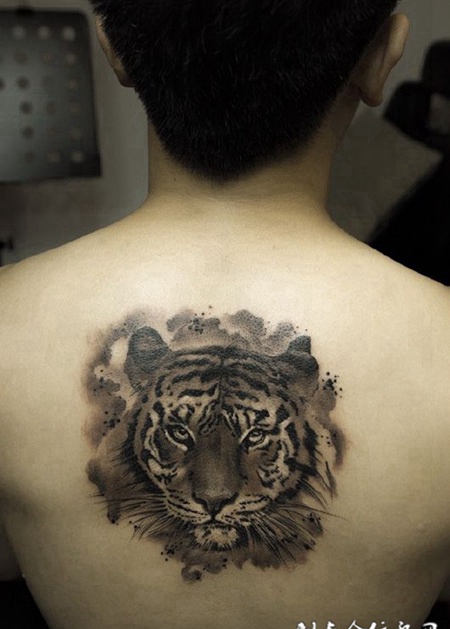 虎视眈眈，后背写实虎头纹身