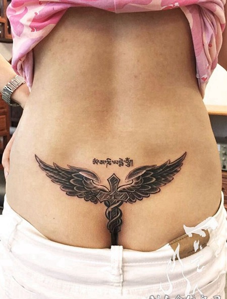 飞翔的梦，臀部翅膀与十字架个性纹身