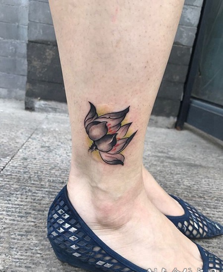 万里飘香，脚踝个性莲花纹身图案