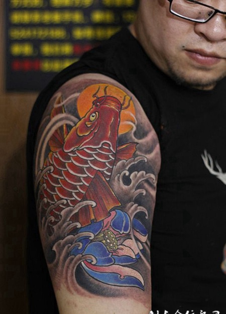 锦鲤送福，大臂传统鲤鱼莲花彩绘纹身