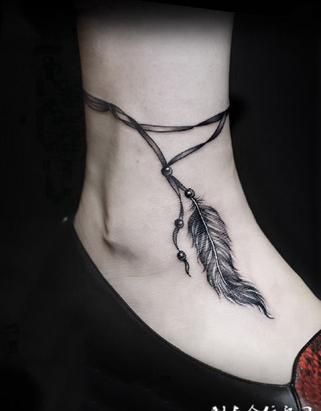 丝丝入扣，脚踝好看的羽毛脚链纹身