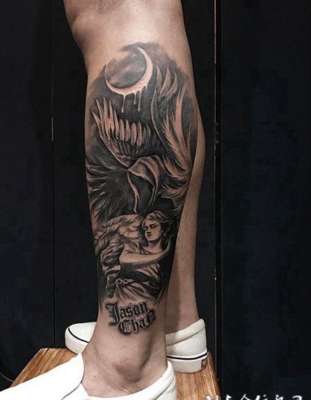 善与恶的对立，小腿欧美风天使与恶魔纹身图案